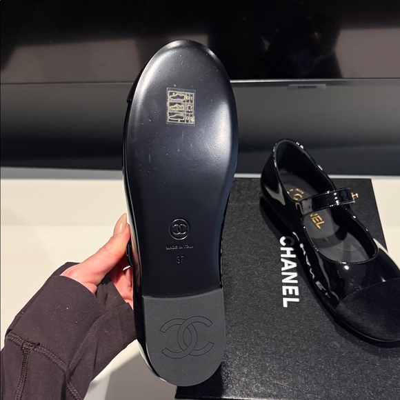 BRAND NEW CHANEL Black Patent Leather Mary Jane Flats - Picture 4 of 8